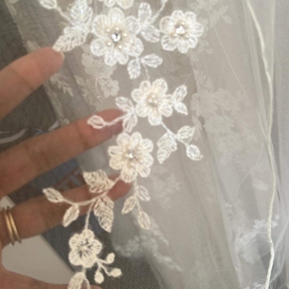 Ivory lace veil main image 5